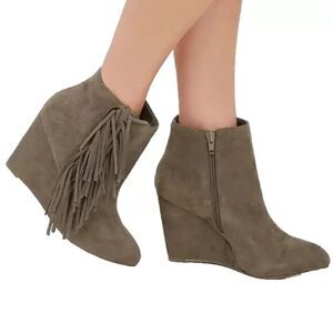 Madden Girl Pave Ankle Boots  Women's Size 6  Wedge Fringed Taupe Faux Suede